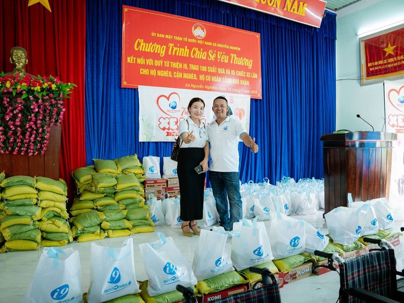 Hình ảnh bàn tay hỗ trợ, biểu tượng của sự giúp đỡ cộng đồng