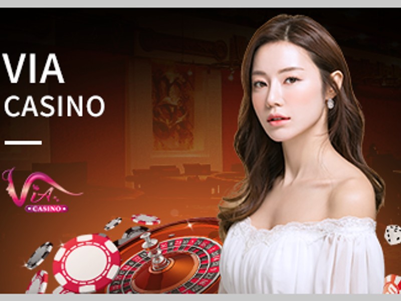 Hình ảnh bàn Casino trực tuyến với dealer người thật, các quân bài và chip cược, tạo không khí sòng bạc chân thực